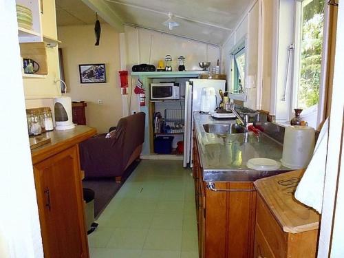 кухня, Cottage on The Beach - Moetapu Bay Bach in Linkwater