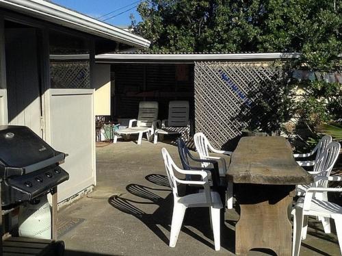 Kiwiana Bach - Ocean Beach Bach in نابير