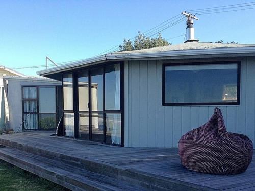 Kiwiana Bach - Ocean Beach Bach in نابير