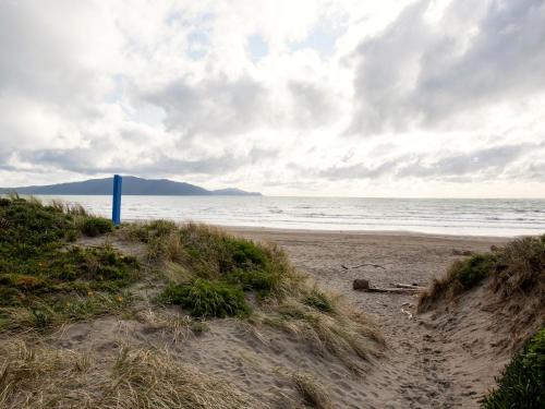Waikanae Retreat - Waikanae Beach Holiday Home in Waikanae