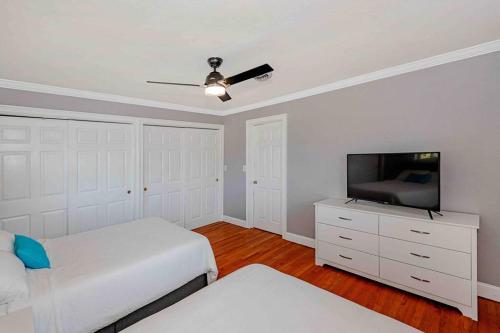 Heated Pool-High Speed Internet-3Bed/3Bath Home!