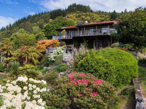 Tasman Hideaway - Marahau Holiday Home