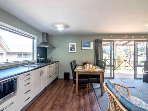 Bay Bliss - Akaroa Holiday Home in Duvauchelle