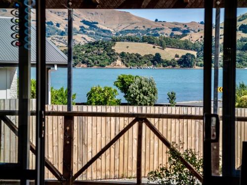 Bay Bliss - Akaroa Holiday Home in Duvauchelle