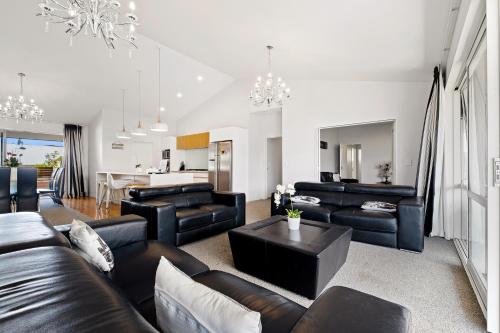Lakeside Luxury - Wanaka Holiday Home - image 4