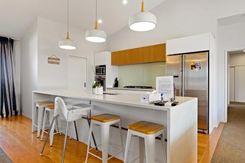 Lakeside Luxury - Wanaka Holiday Home - image 3