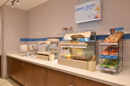 Holiday Inn Express & Suites Omaha Airport, an IHG Hotel