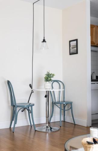 Classic Ravenswood 1BR with Work Station by Zencity - image 5
