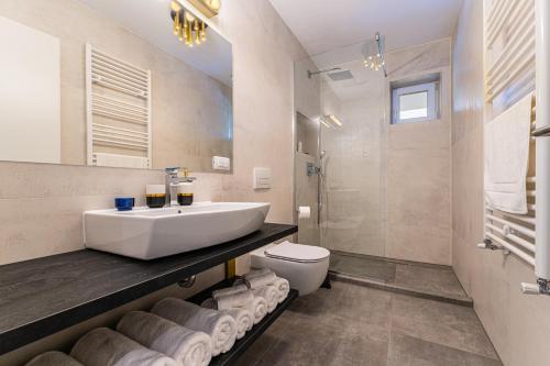 Gold Penthouse with Terrace, Mountain View and Jacuzzi image 1