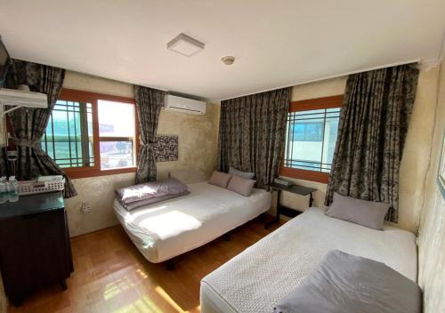 Gudeok Guesthouse Located in Seogwipo, Gudeok Guesthouse is a perfect starting point from which to explore Jeju Island. Featuring a satisfying list of amenities, guests will find their stay at the property a comfortabl