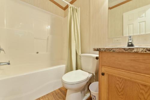 Rondout Valley Camping Resort Deluxe Park Model 11 thumb 2