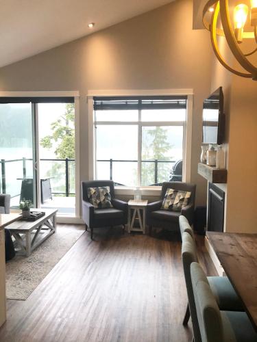 Sandy Feet Retreat Port Renfrew- Oceanfront 2BR modern cottage in Port Renfrew, Canada