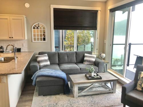 Sandy Feet Retreat Port Renfrew- Oceanfront 2BR modern cottage in Port Renfrew, Canada