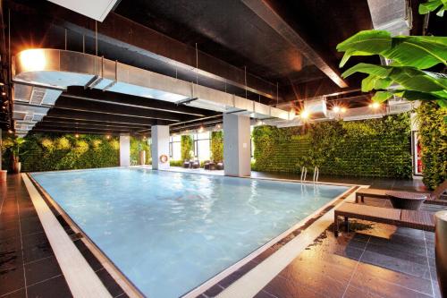 Swimming pool, Crowne Plaza Shanghai Jinshan By IHG in Fengxian and Jinshan Resort