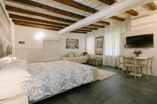 1 queen bed, 1 twin bed