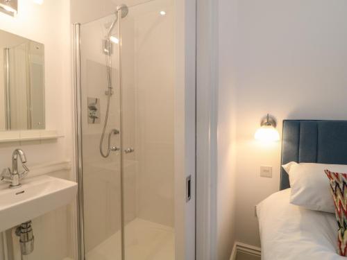 2 Garden Apartment - image 8