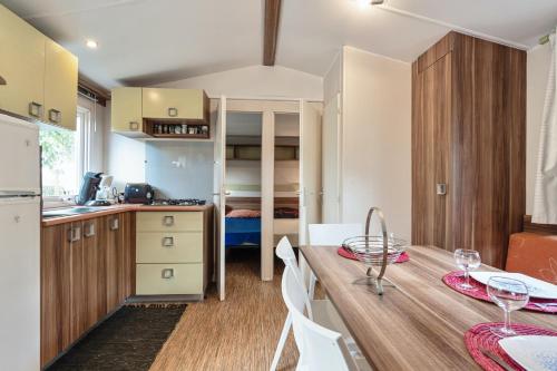 Kitchen, Bungalow convivial pres de Sete avec piscine partagee in Laverune