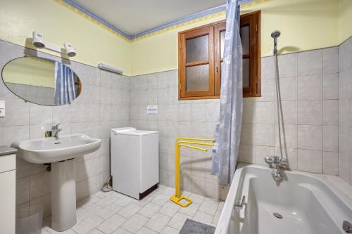Villa with 4 bedrooms in Saint Pierre des Tripiers with wonderful lake view private pool furnished garden 41 km from the slopes - image 10