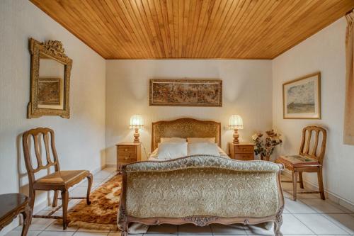 Villa with 4 bedrooms in Saint Pierre des Tripiers with wonderful lake view private pool furnished garden 41 km from the slopes - image 12