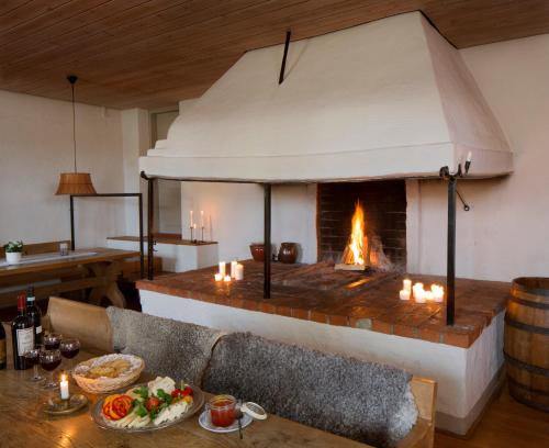 Einrichtungen, Biskops Arno in Bro