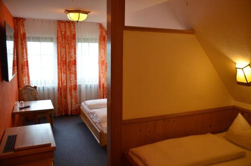 1 queen bed, 1 twin bed