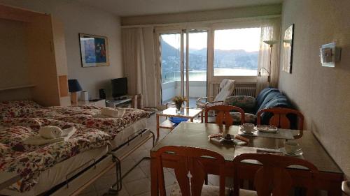  FLAT WITH AMAZING VIEW OVER THE GULF OF LUGANO, Pension in Lugano