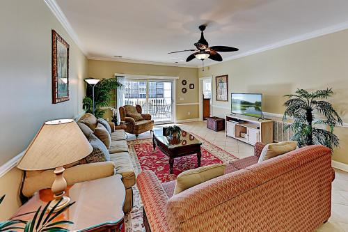 Centrally Located Condo with Balcony & Pool condo - image 3