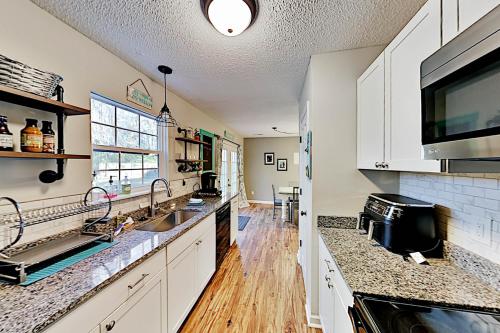 Charming Home in Oakland - Fire Pit & 6 Smart TVs home - image 5