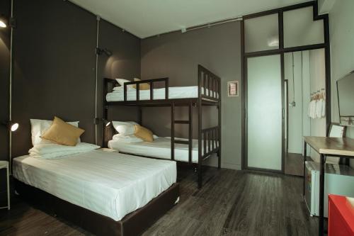 1 twin bed, 4 bunk beds