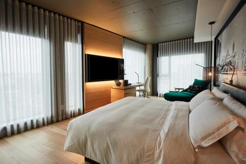 The Prestige Room - 1 King Bed image 2