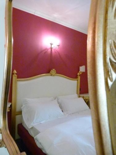 King Suite with Balcony and Lake View image 4