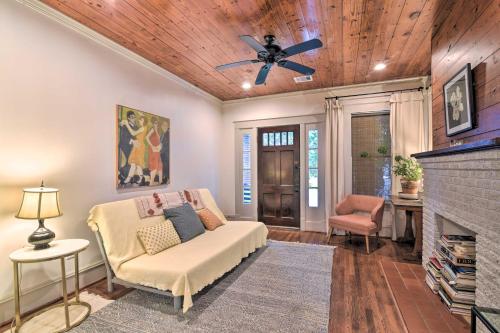 Modern Bungalow Walk to Cafes and Restaurants! - image 3