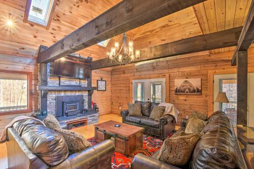 Lake Hartwell Area Cabin with Community Pool Access! in Westminster, USA