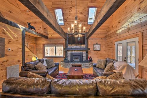 Lake Hartwell Area Cabin with Community Pool Access! in Westminster, USA