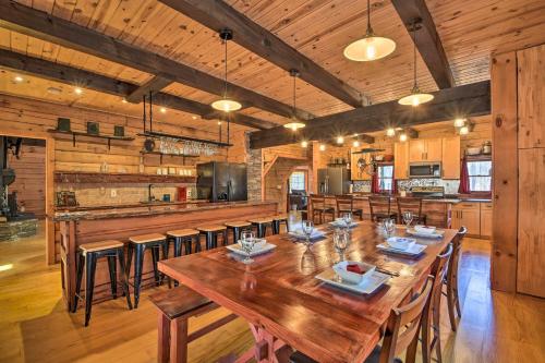 Lake Hartwell Area Cabin with Community Pool Access! in Westminster, USA