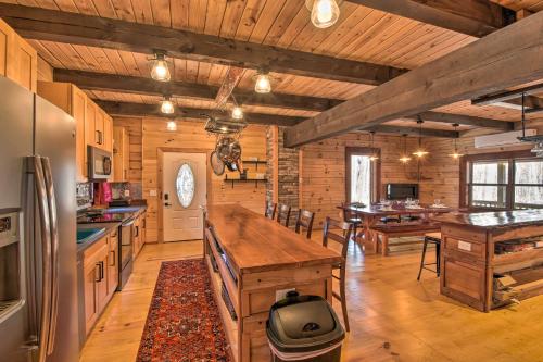Lake Hartwell Area Cabin with Community Pool Access! in Westminster, USA