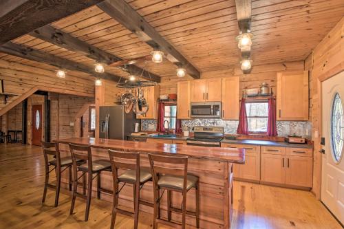 Lake Hartwell Area Cabin with Community Pool Access! in Westminster, USA