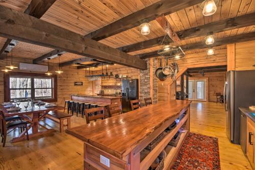 Lake Hartwell Area Cabin with Community Pool Access! in Westminster, USA