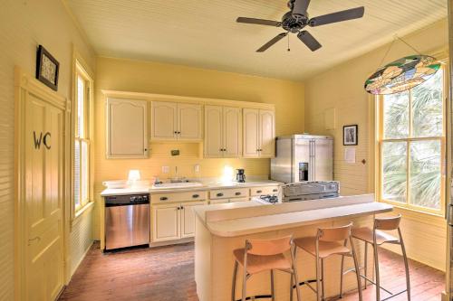 Historic Home in Walkable Area 1 Mi to Beach - image 3