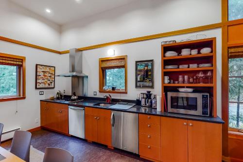 Modern Coastal Retreat in Tillamook