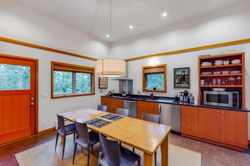 Modern Coastal Retreat in Tillamook