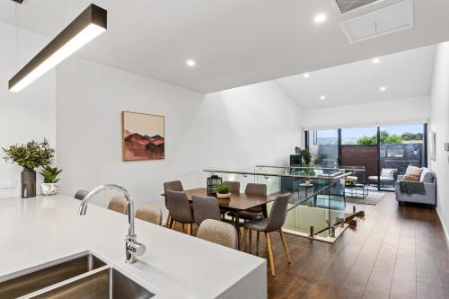 keuken, Little Grenfell Apartments by Urban Rest in Kent Town