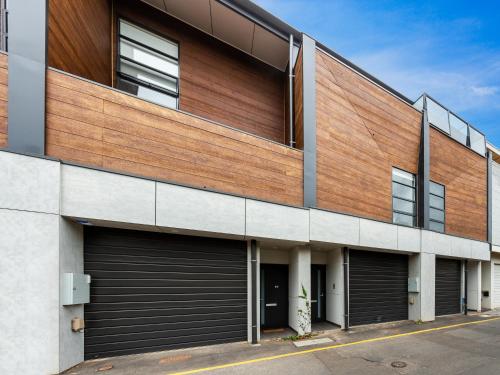 Buitenkant, Little Grenfell Apartments by Urban Rest in Kent Town