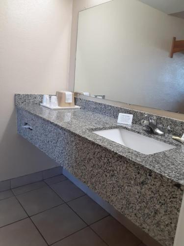 Holiday Lodge & Suites - Sunset Plaza - Fort Walton Beach - image 2