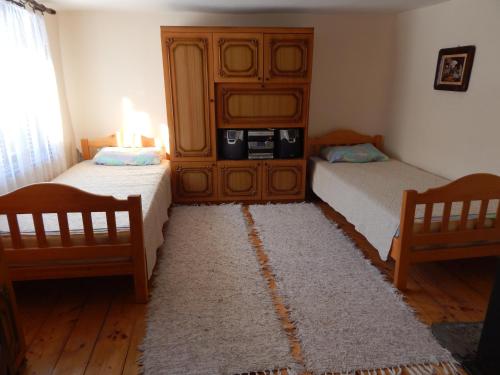 2 twin beds
