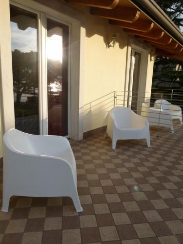 Superior Double or Twin Room with Balcony and Lake View image 3