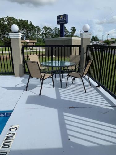游泳池, 傑克遜維爾勒瓊營邁達溫德姆酒店 (Microtel Inn & Suites by Wyndham Camp Lejeune/Jacksonville) in 阿什塔比拉 (NC)