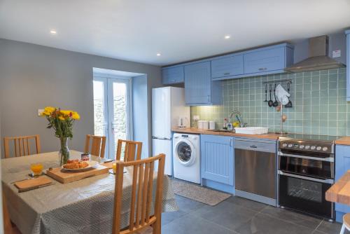 Court Cottage - image 6
