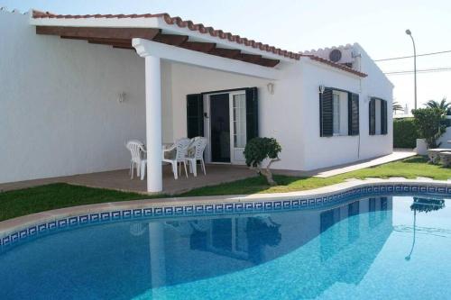 Villa with private pool, spacious garden & BBQ