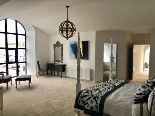 East Church House, Unique 9 bedroom Church, Historic Market Town. in 南斯特雷文